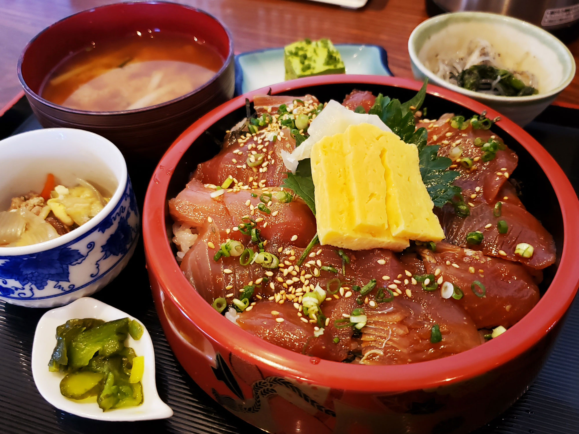 「源七 くろとり食堂」マグロ漬け丼