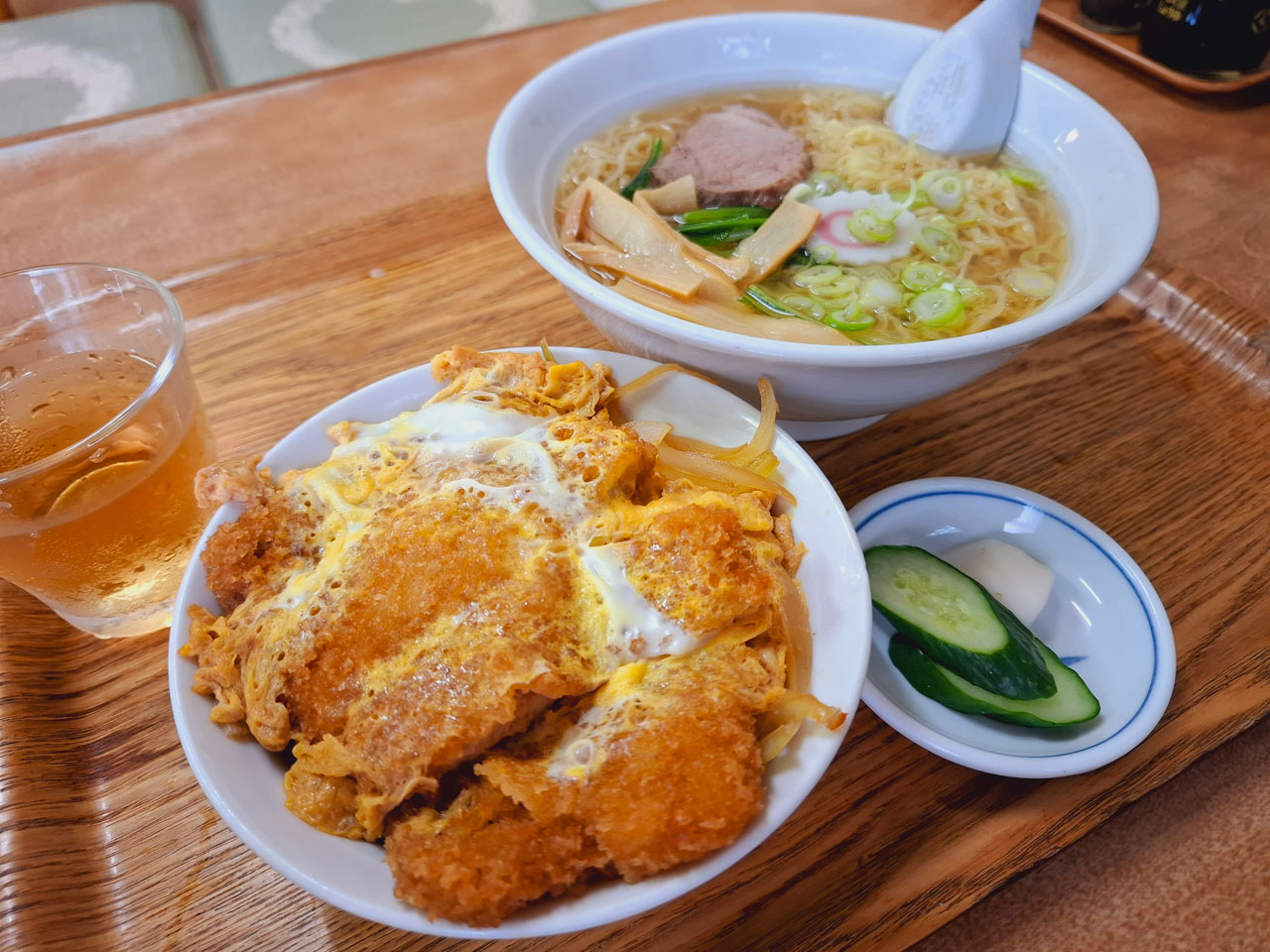 琴吹食堂の玉子とじカツ丼とラーメンセット