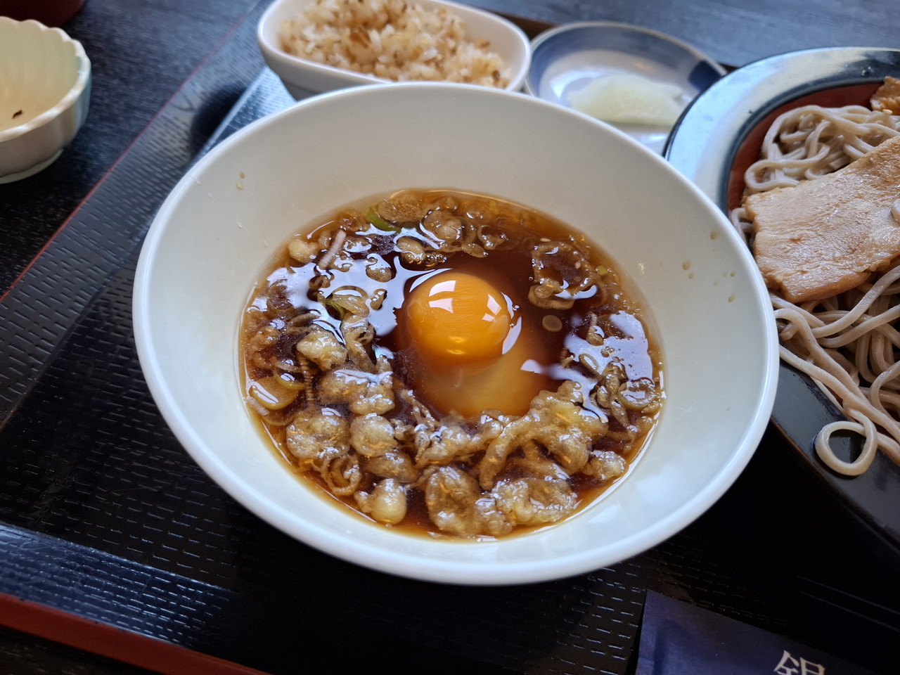 肉つけそば 生卵と蕎麦つゆ