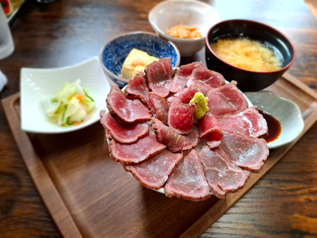 麺や下町食堂の国産牛タタキ丼セット