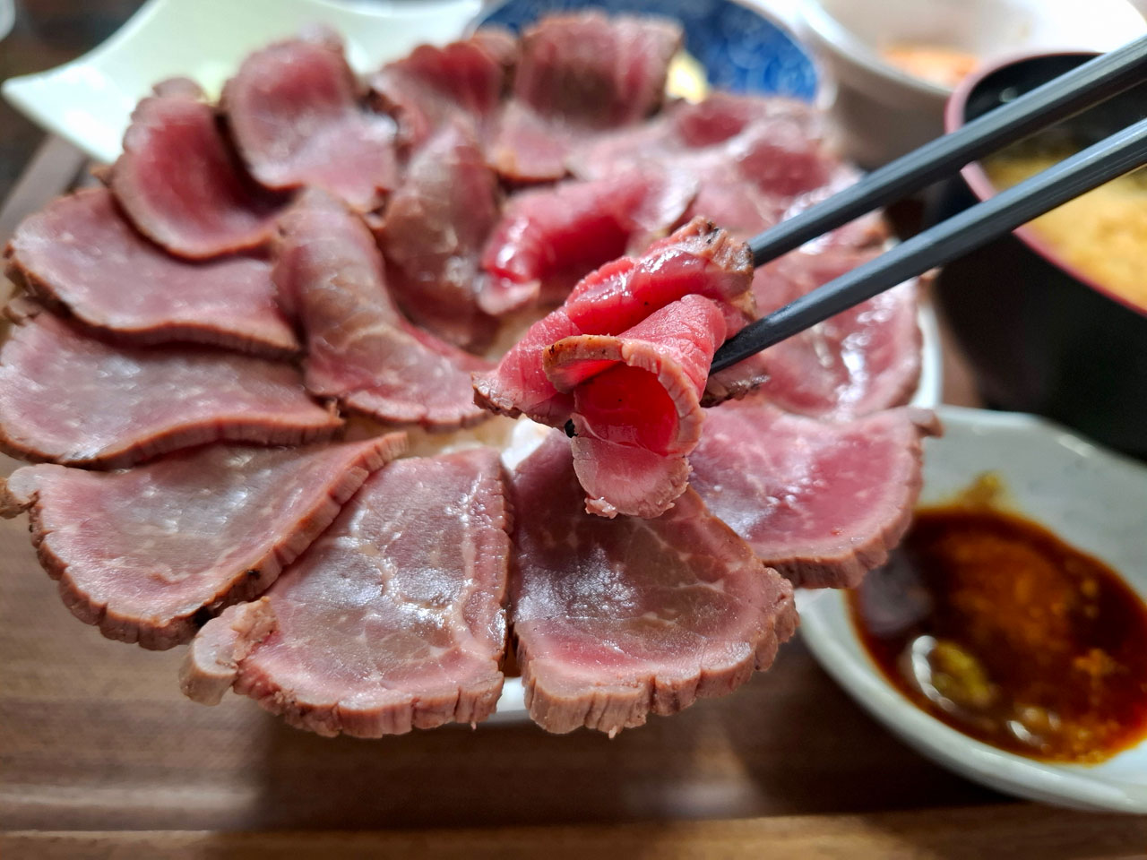 麺や下町食堂の国産牛タタキ丼