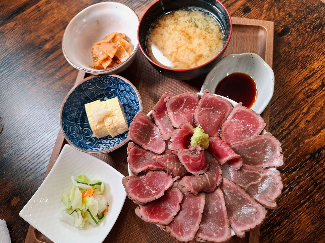 麺や下町食堂の国産牛タタキ丼セット