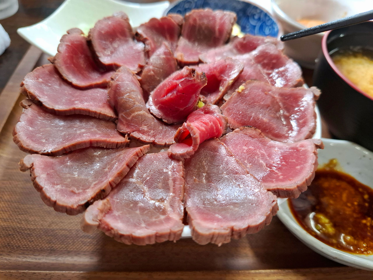 麺や下町食堂の国産牛タタキ丼