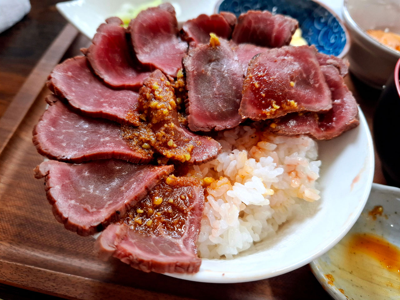 麺や下町食堂の国産牛タタキ丼