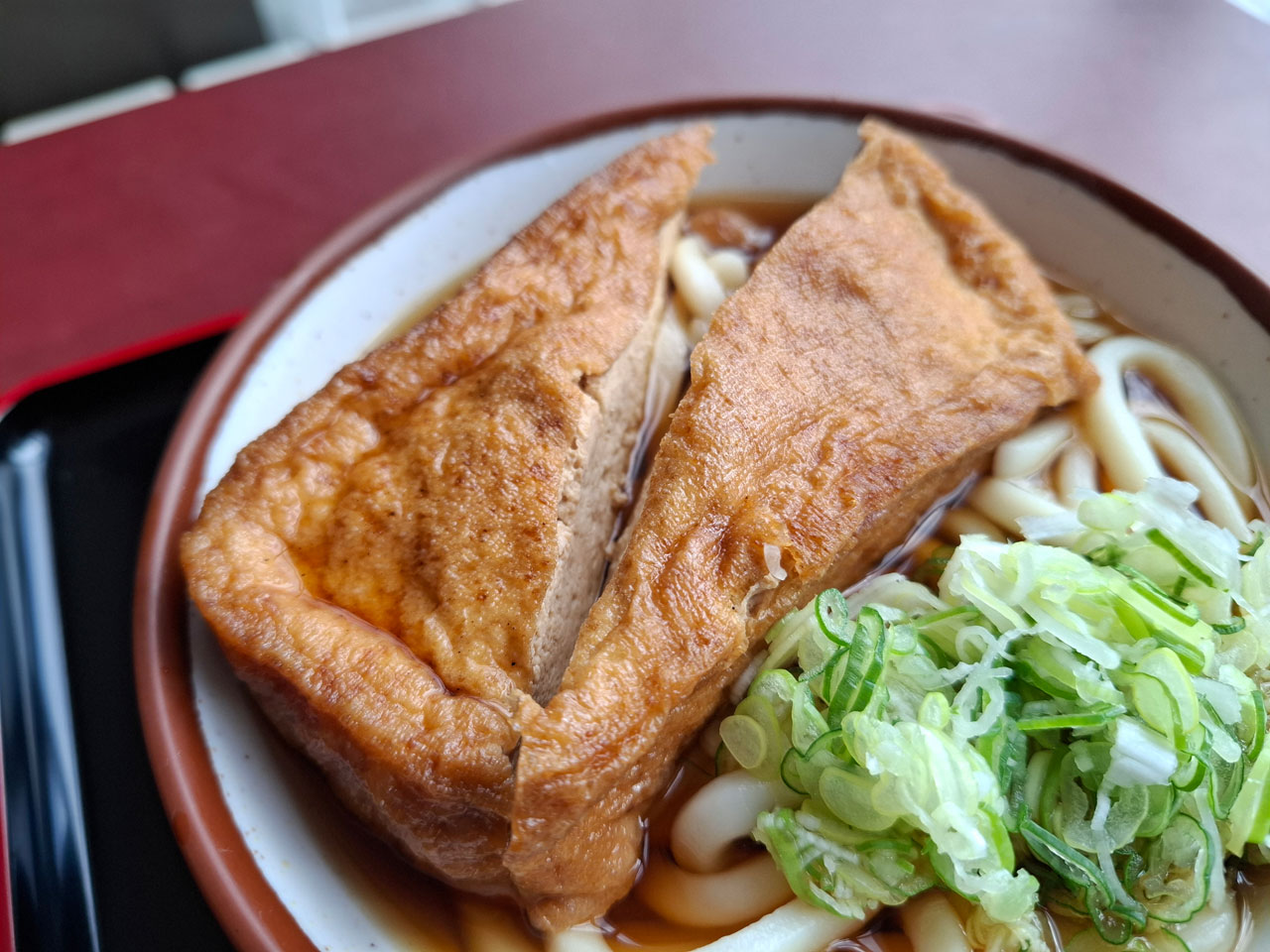 ジャンボ狐うどんの大きな油揚げ