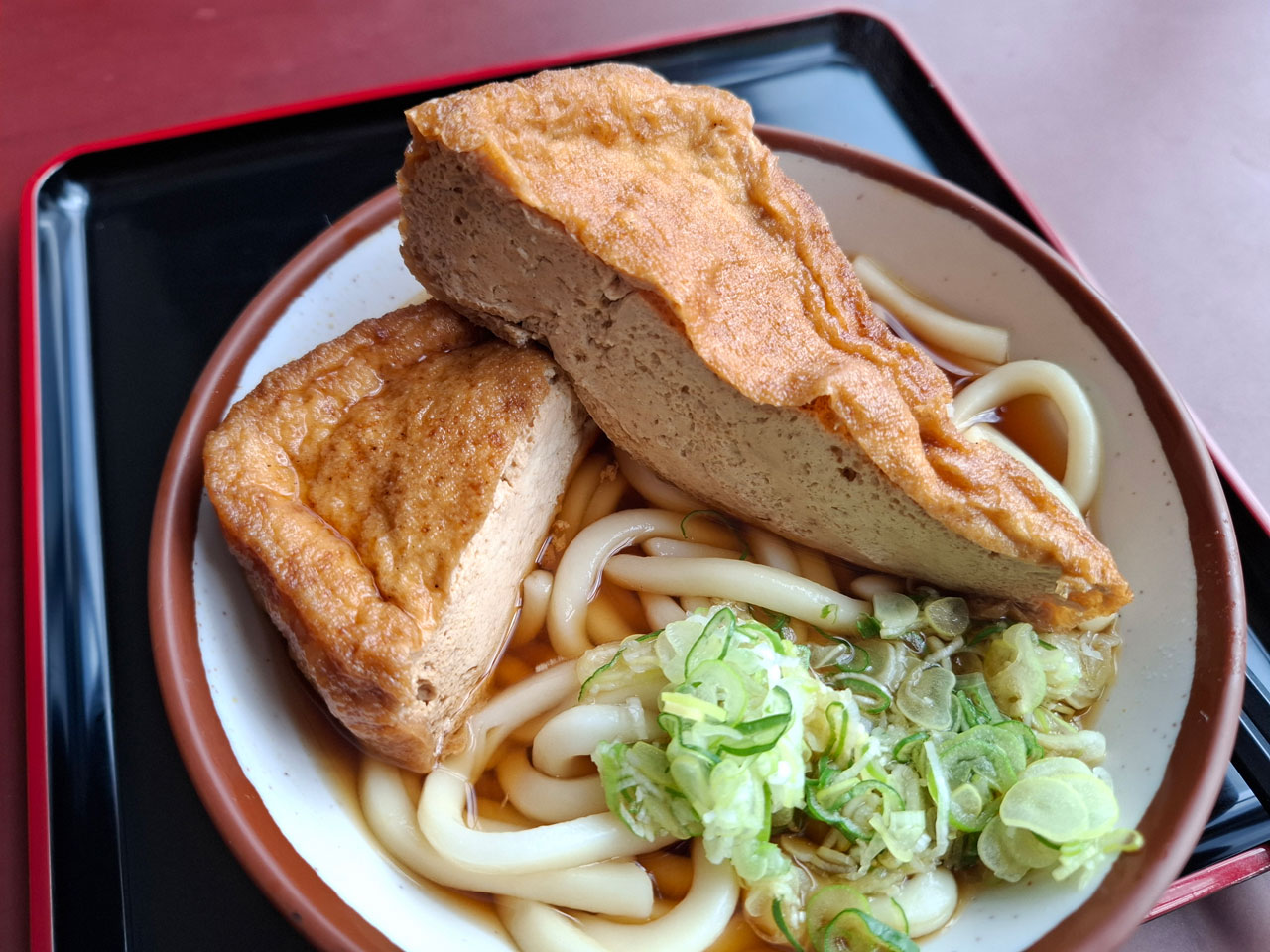 ジャンボ狐うどんの厚みのある油揚げ