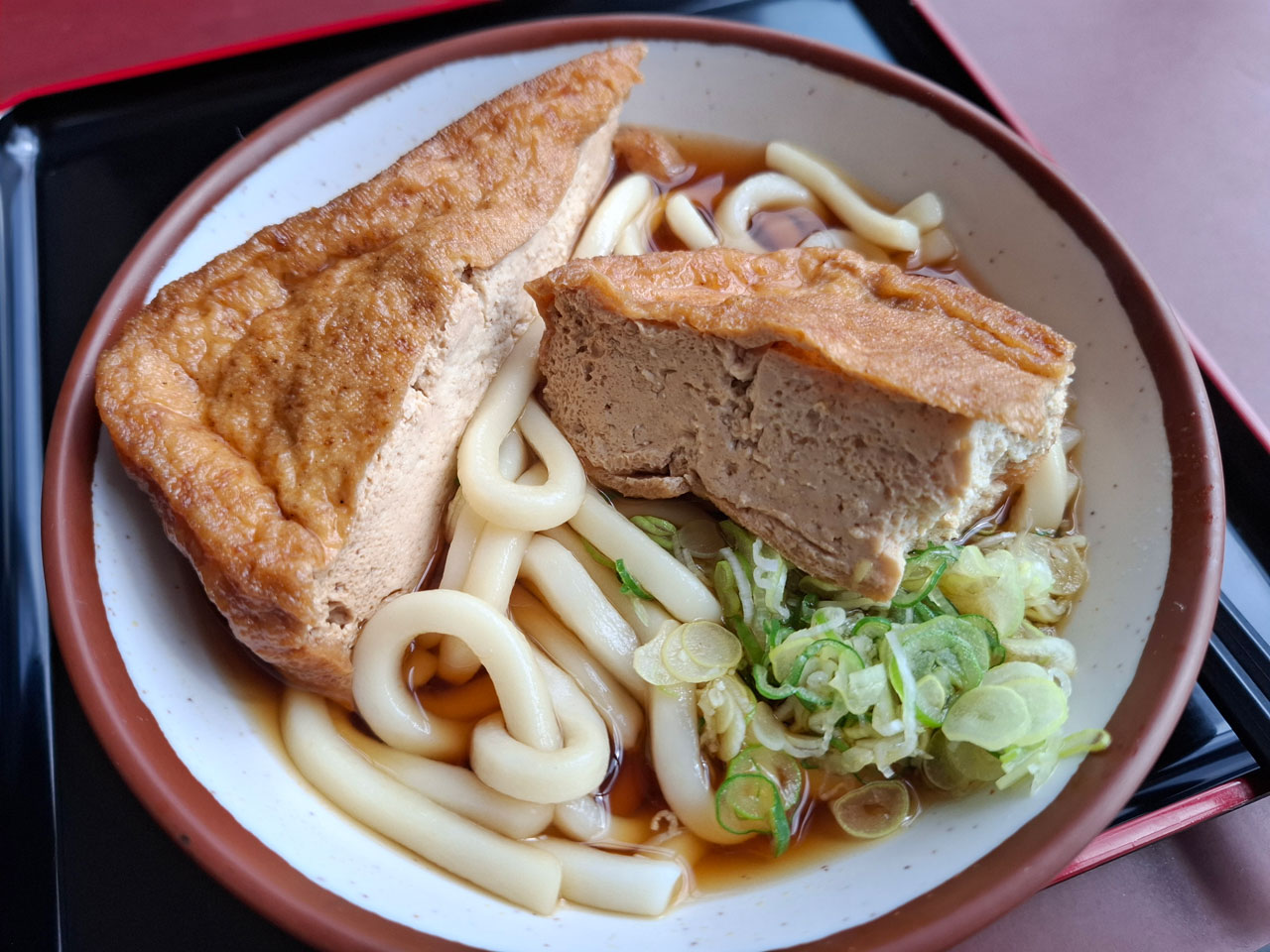 途中まで食べたジャンボ狐うどん