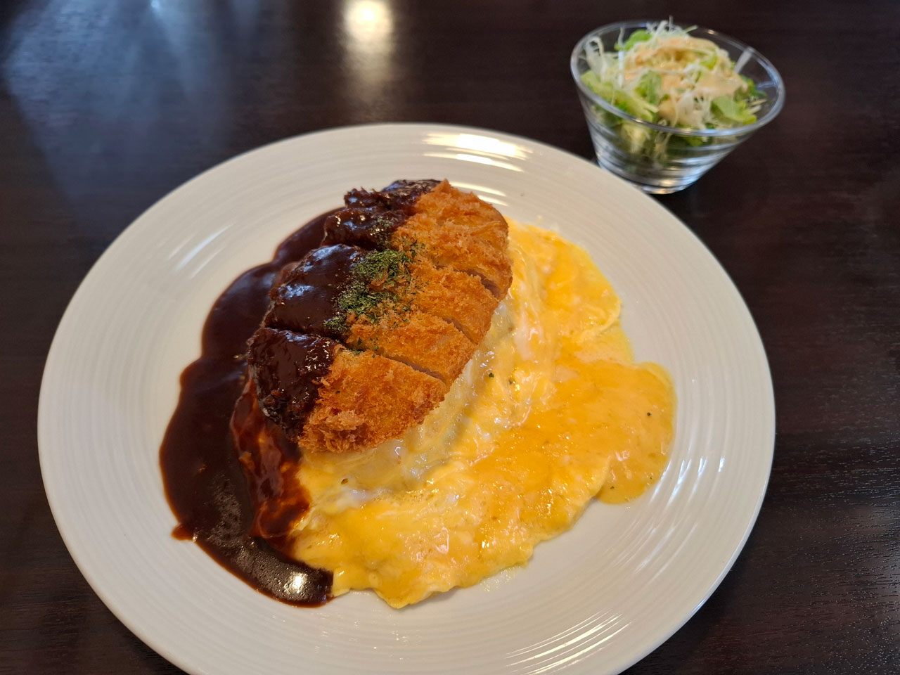 喫茶あくび ボルガライスの後ろからのアングル