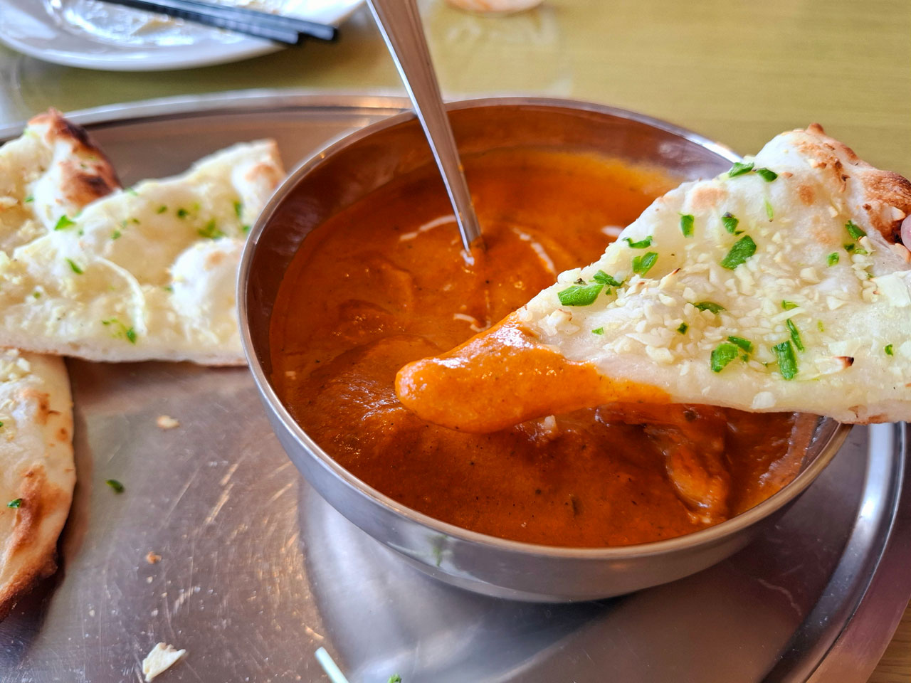 エビカレーをかけたガーリックナン