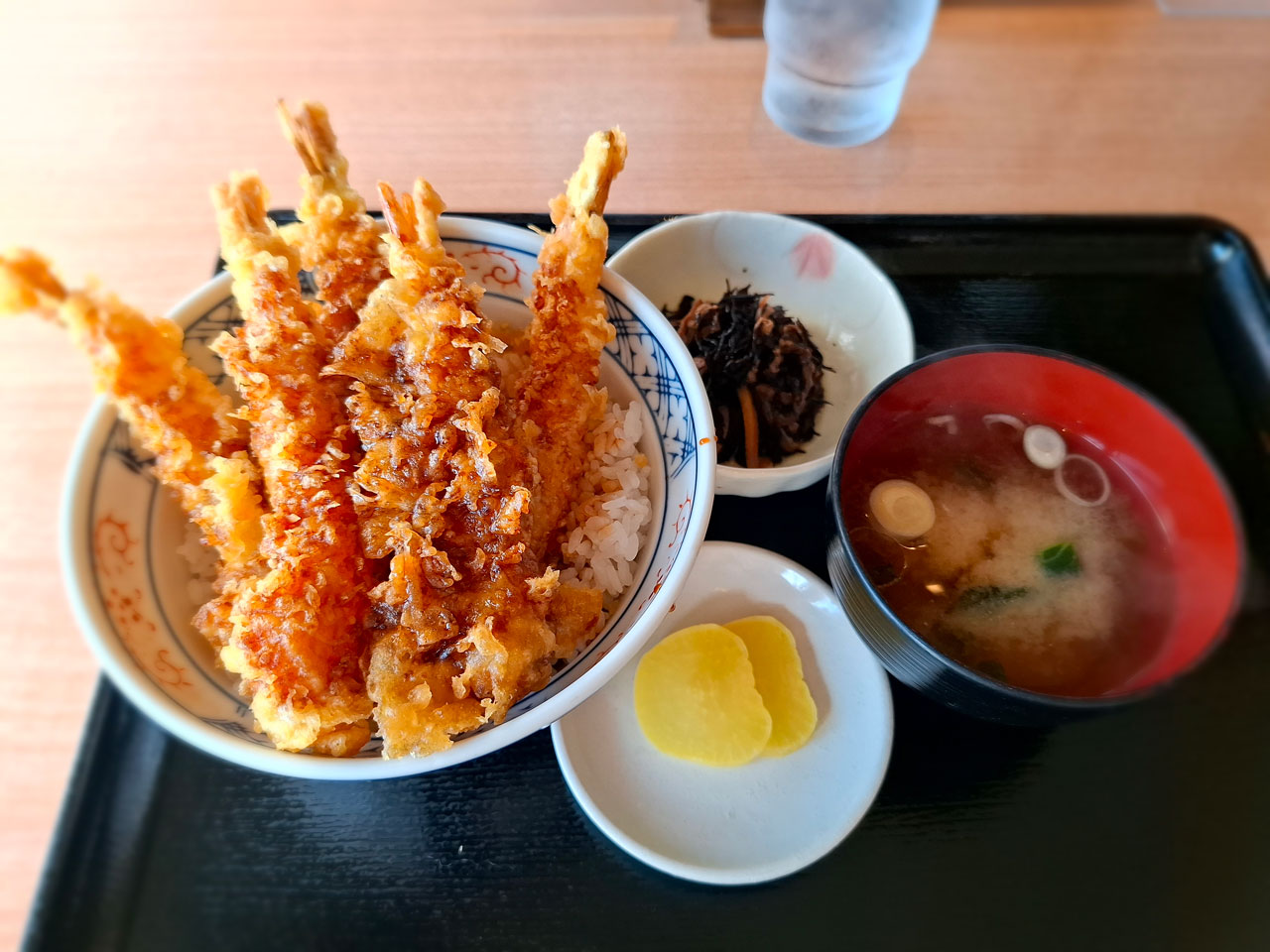 丼どん亭 海老えび天丼の真上からのアングル