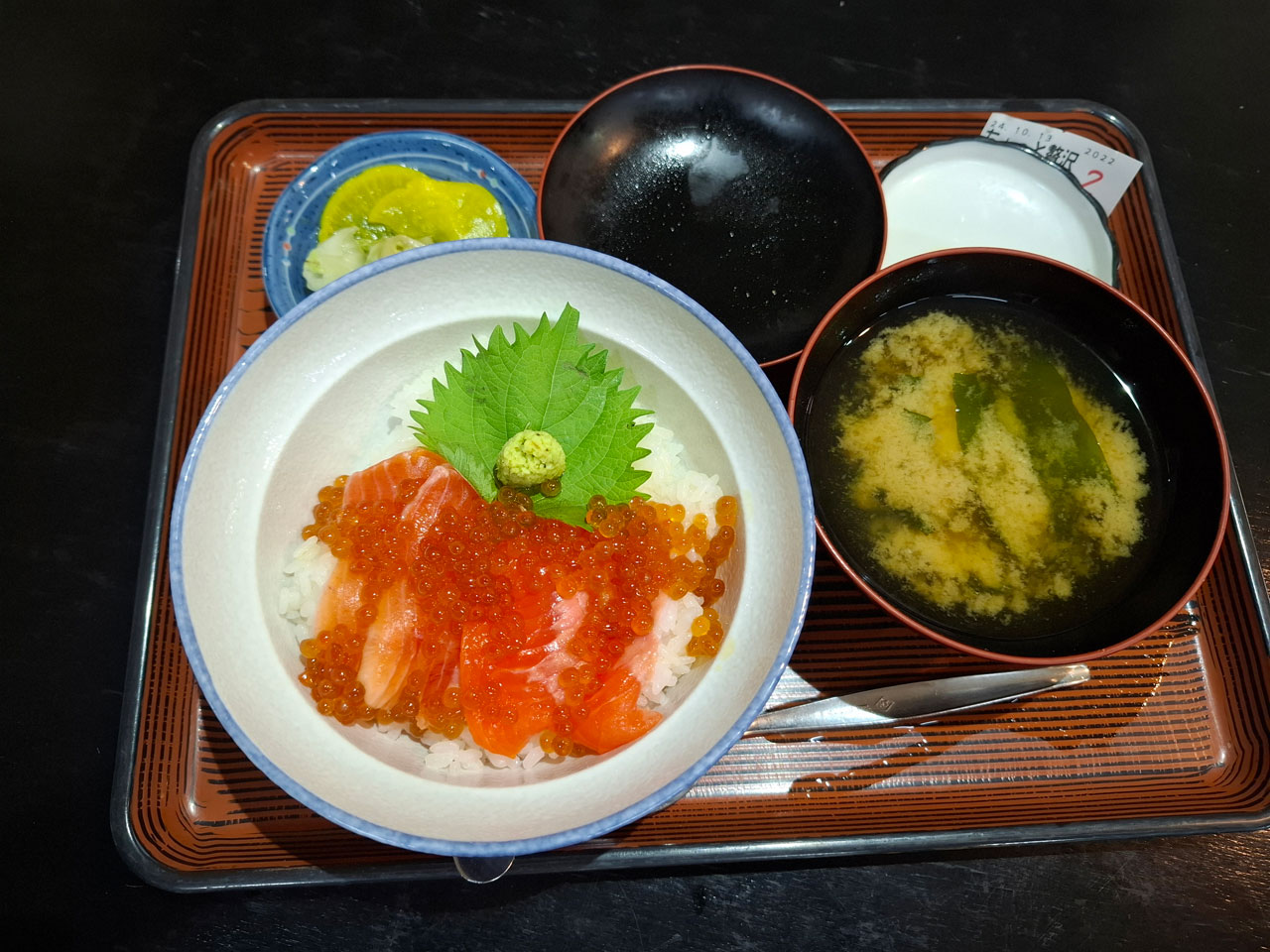 鮭いくら丼 真上からのアングル