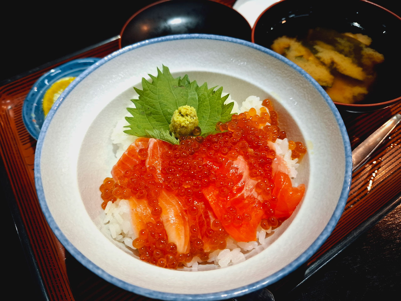 安田温泉やすらぎ 鮭いくら丼の上からのアングル