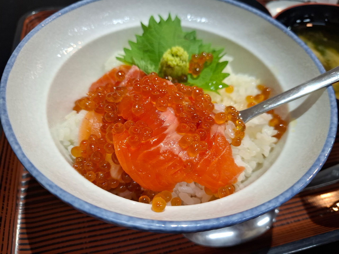 スプーンですくった鮭いくら丼