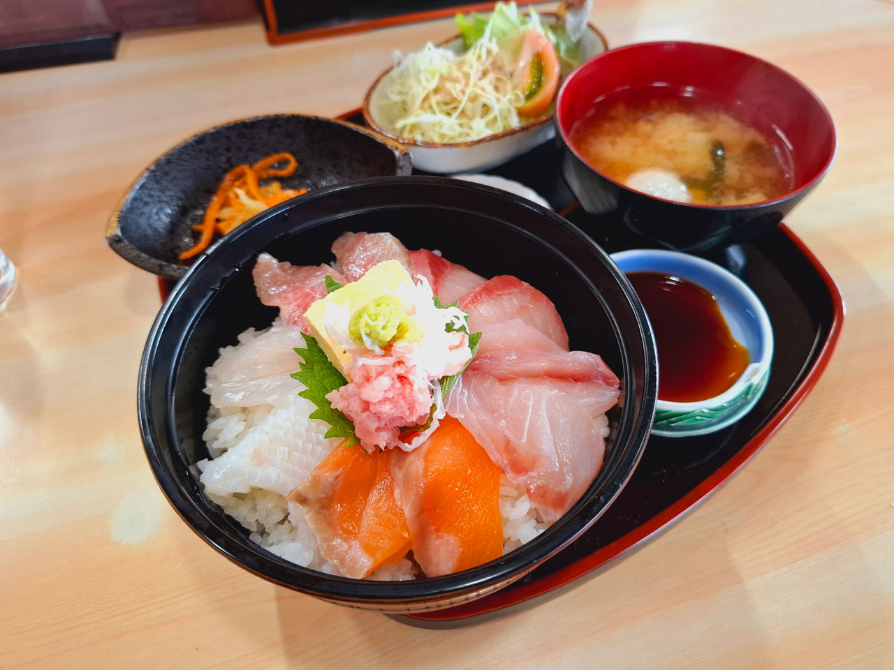 御食事処たかはし 新鮮なネタの海鮮丼