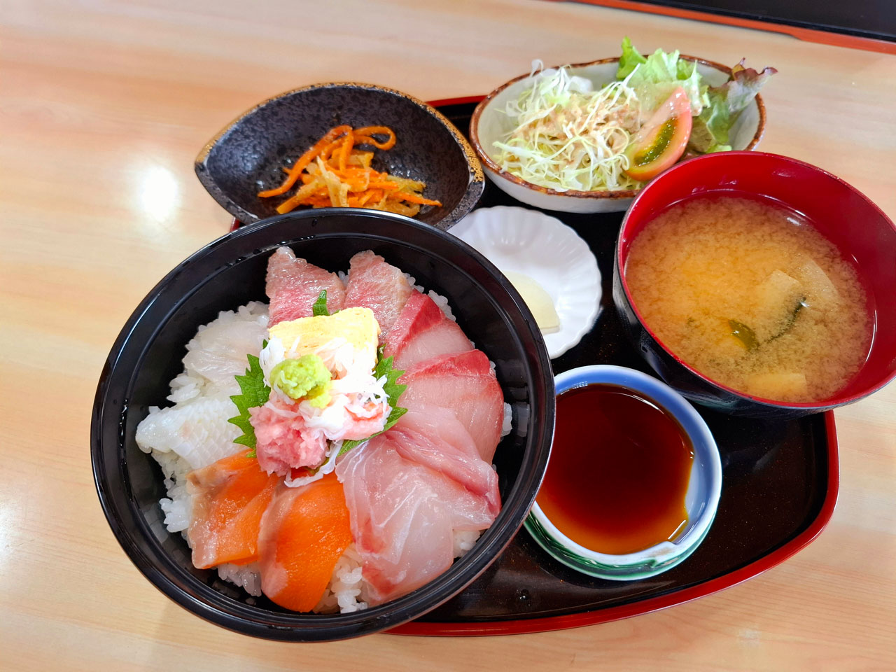 御食事処たかはし 海鮮丼の上からのアングル