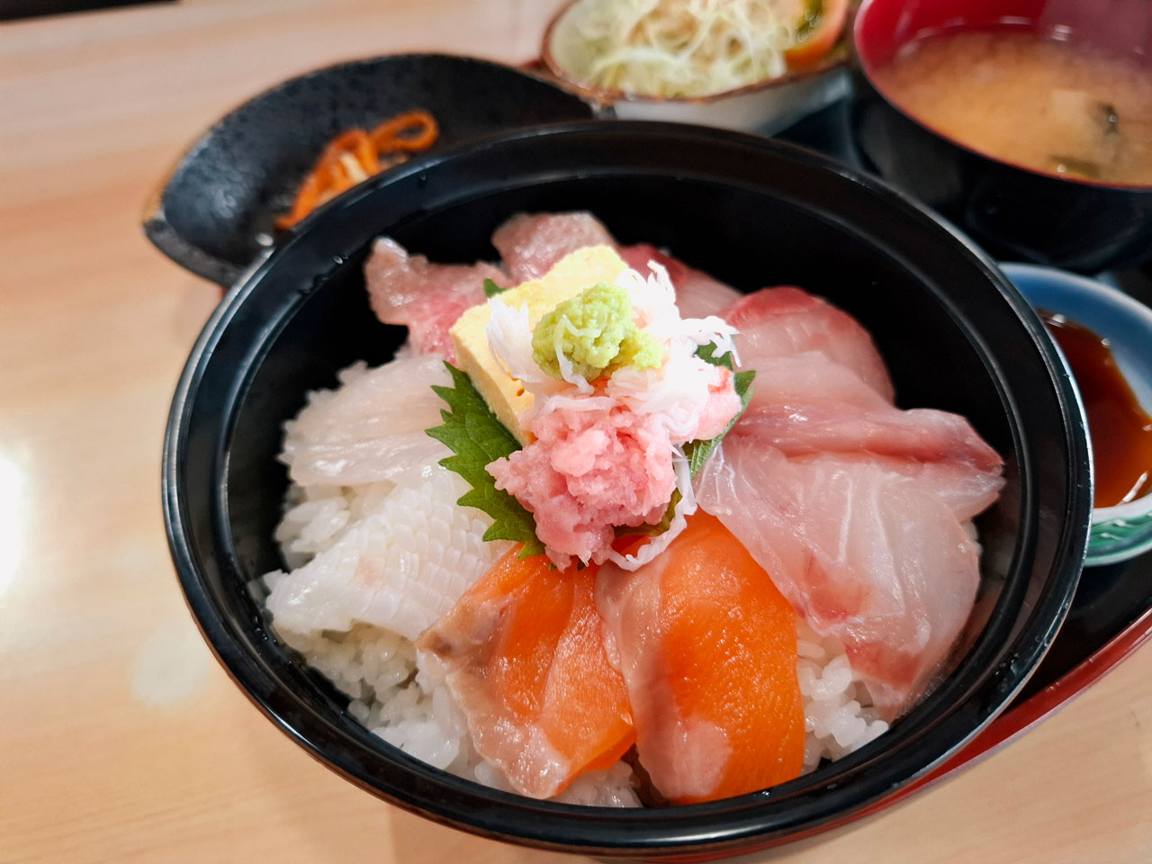 たっぷりのネタが入った海鮮丼