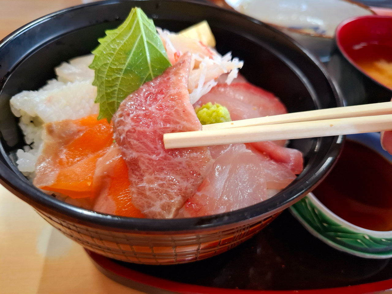 御食事処たかはしの海鮮丼 本マグロ