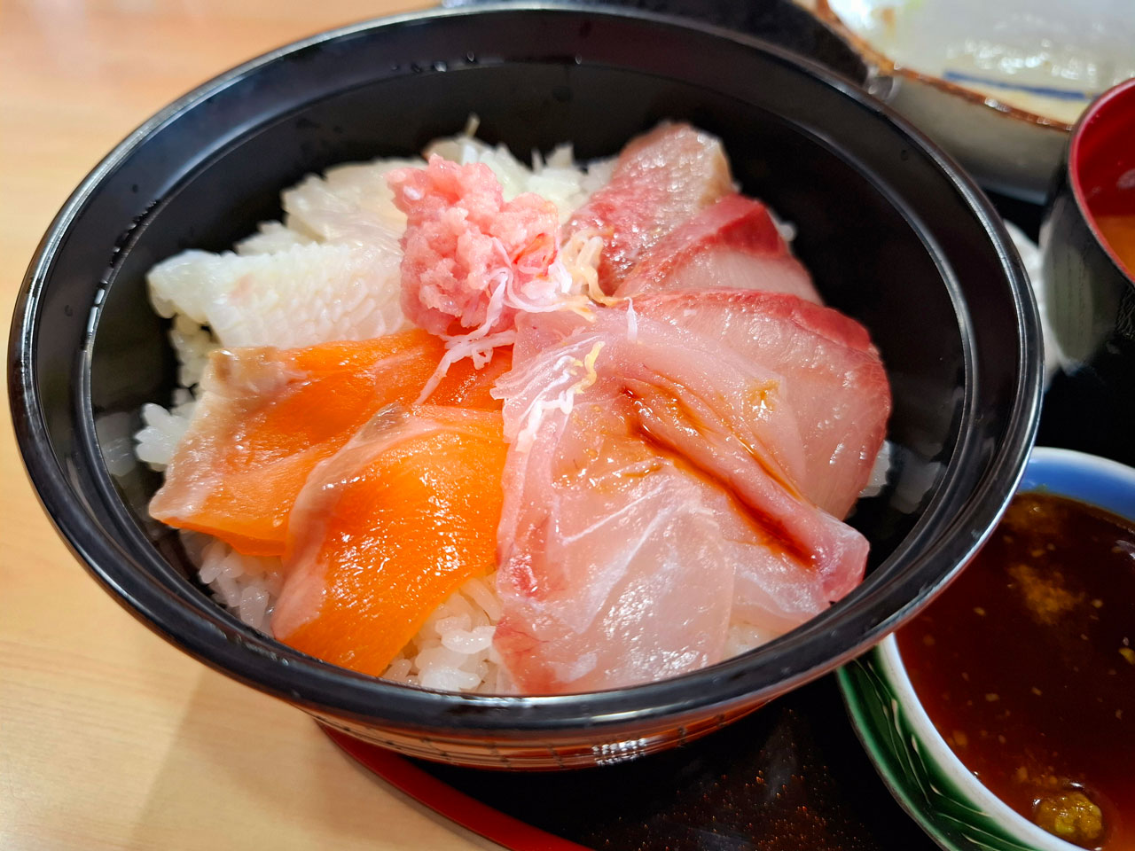 海鮮丼 脂ののったサーモン