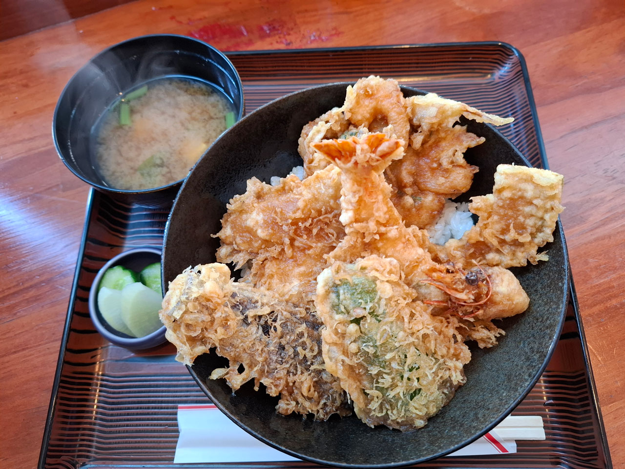 寄ってけ亭 上天丼の上からのアングル