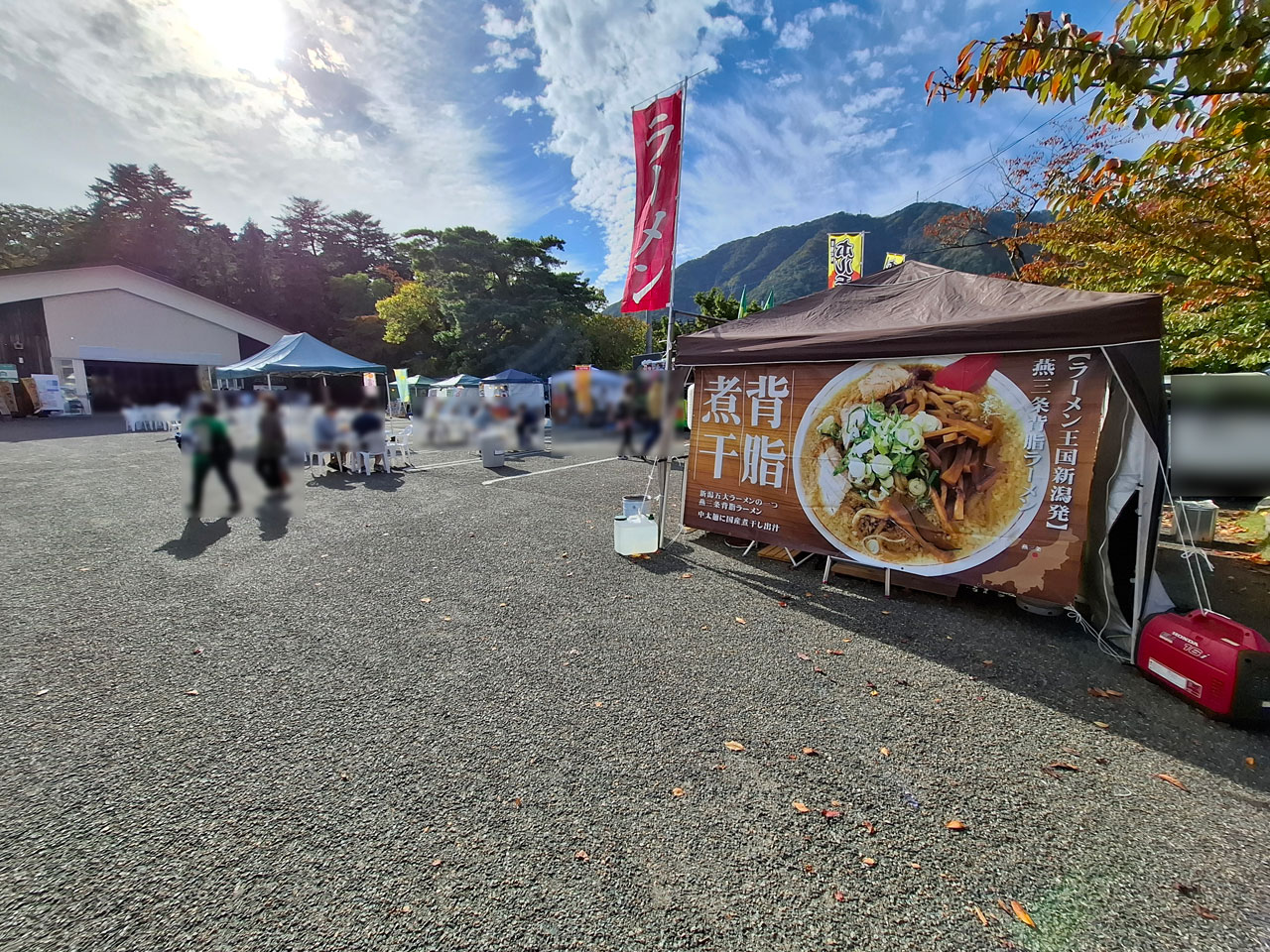 ヤホール駐車場 出店の様子