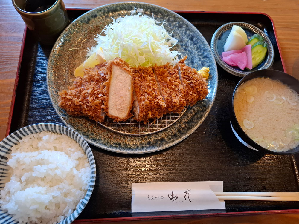 厚切りロースかつ定食 上からのアングル