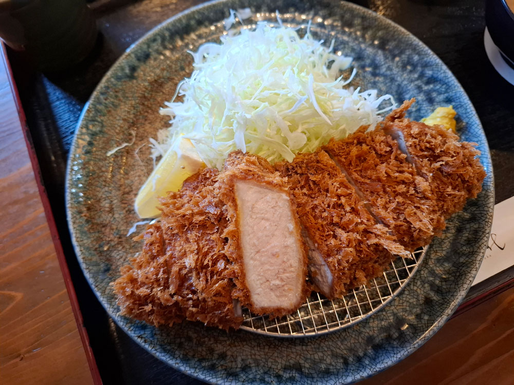 厚切りロースカツとキャベツ