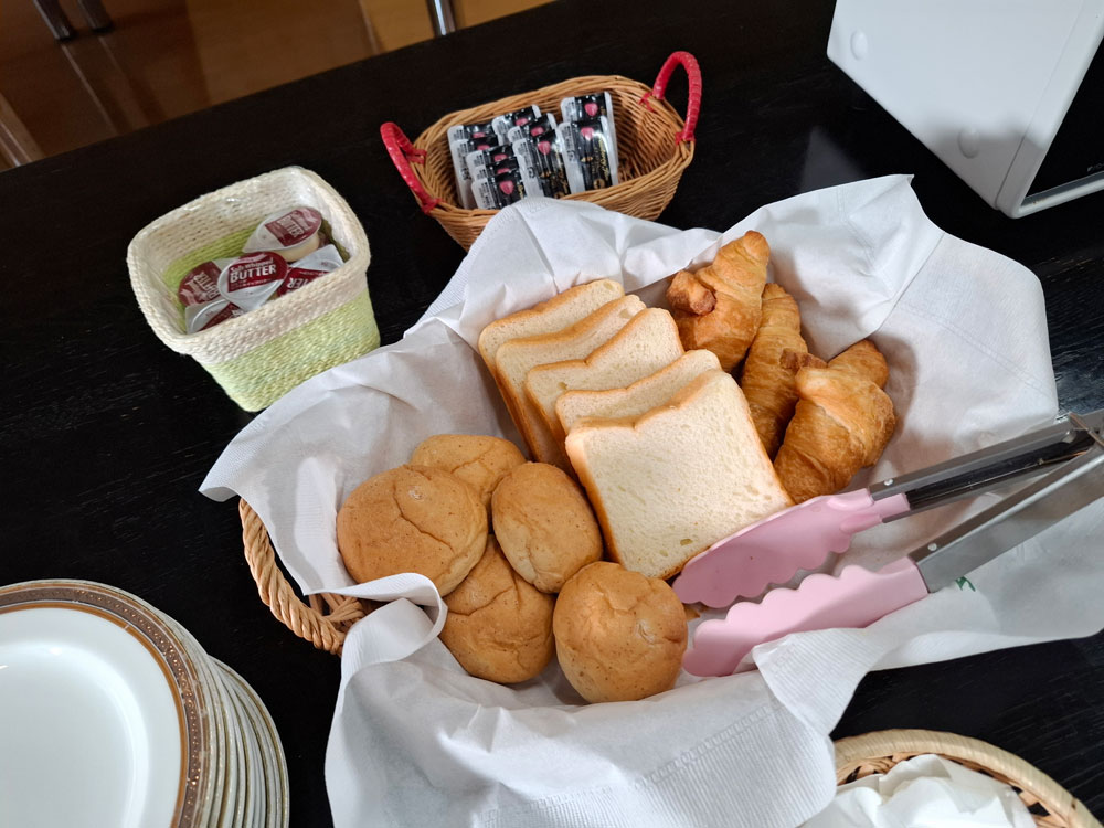 朝食 パンとジャム