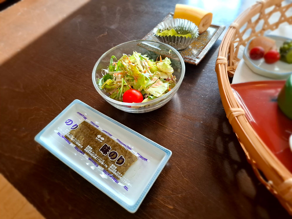 朝食 サラダと海苔