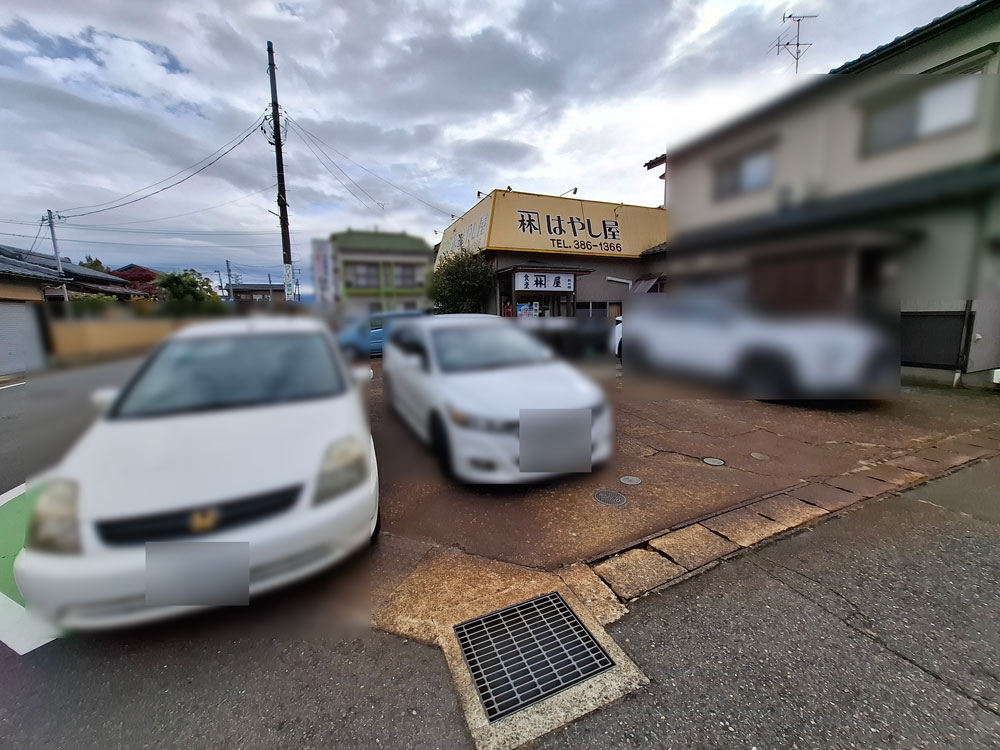 大衆食堂林屋 店舗と駐車場