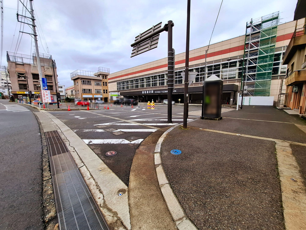 越後湯沢駅西口駅前広場　入口