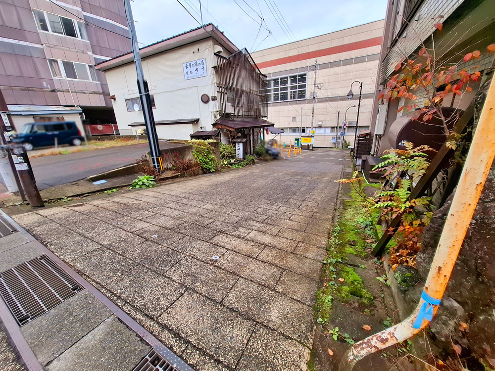 ショウワパーク越後湯沢駅西口 入口前の坂