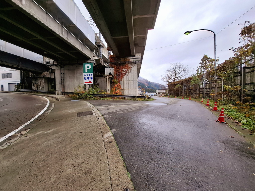 湯沢町営滝沢駐車場 入口