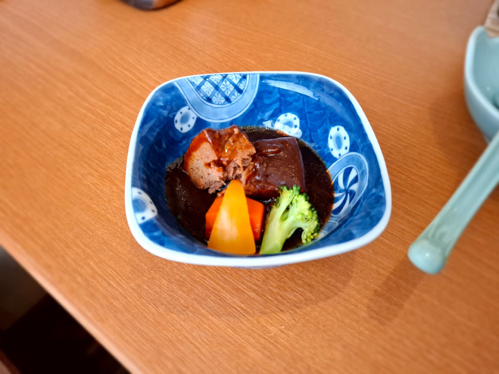 朝食 ジューシーなハンバーグ