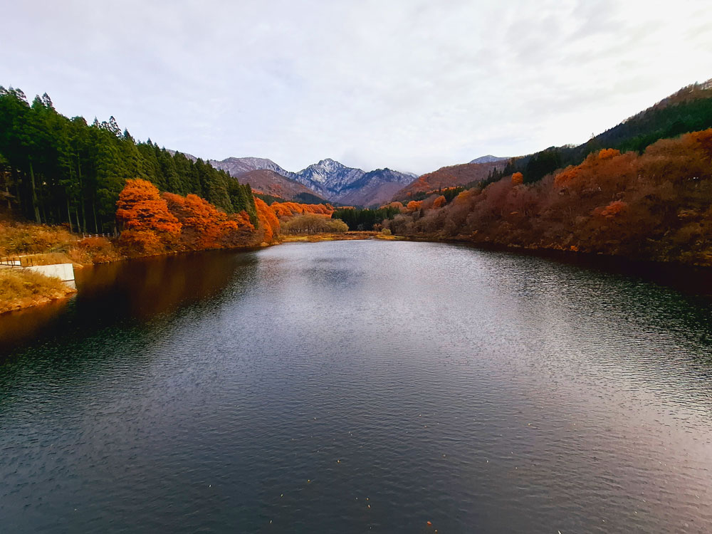 大源太湖 湖面と山の景色