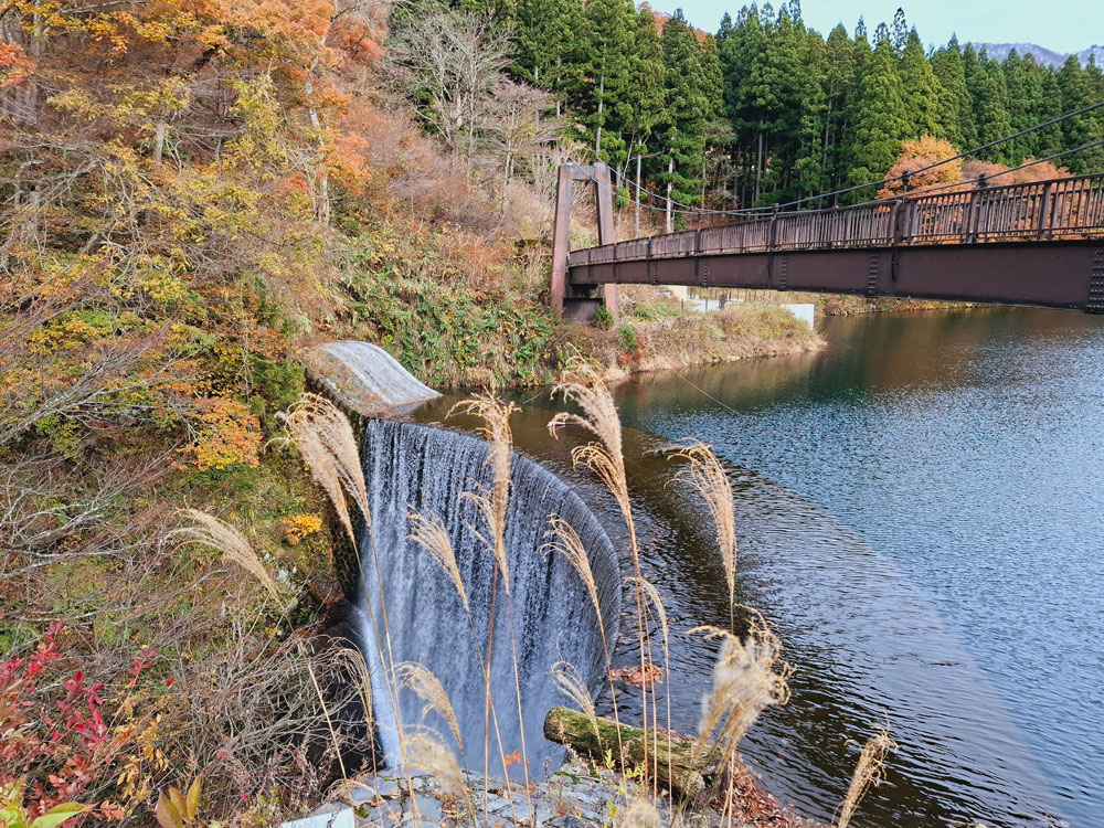 大源太湖 吊り橋とダム